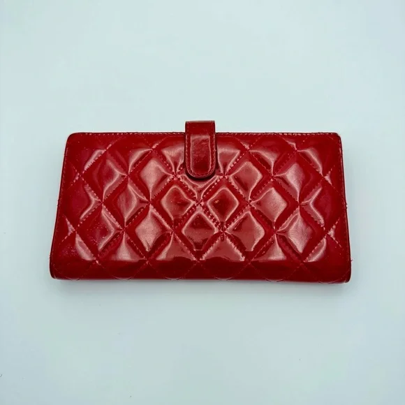 Chanel Red Quilted Wallet with Iconic CC Logo - Picture 2 of 13